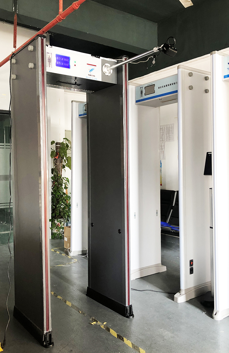 TC300B液晶防雨拍照安檢門實(shí)物圖-2ssss.jpg